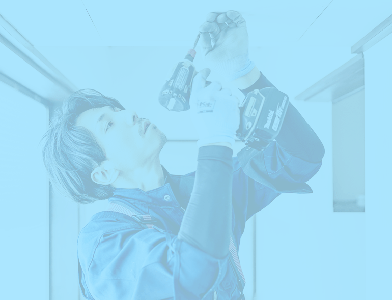 ドライバーを使って作業する様子